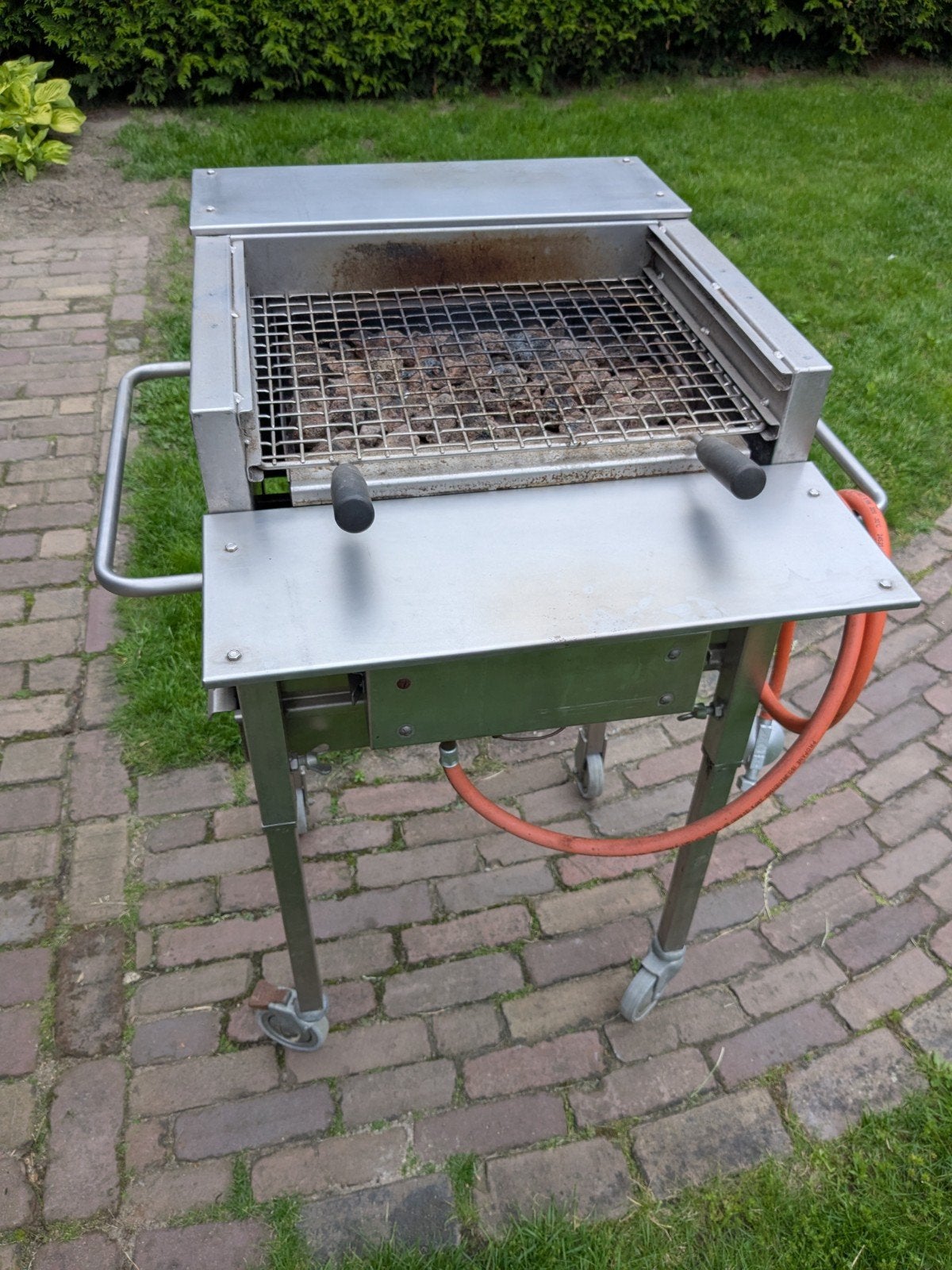Professionele gas barbecue, grill lavasteen, RVS gasbarbecue, Ophalen, Gebruikt
