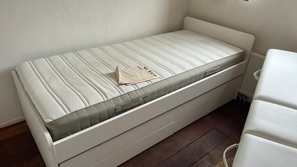 Gratis Slakt ikea  bed uitschuif bed 2 lades met 2 matrassen, Ophalen, Wit, Tweepersoons, Zo goed als nieuw
