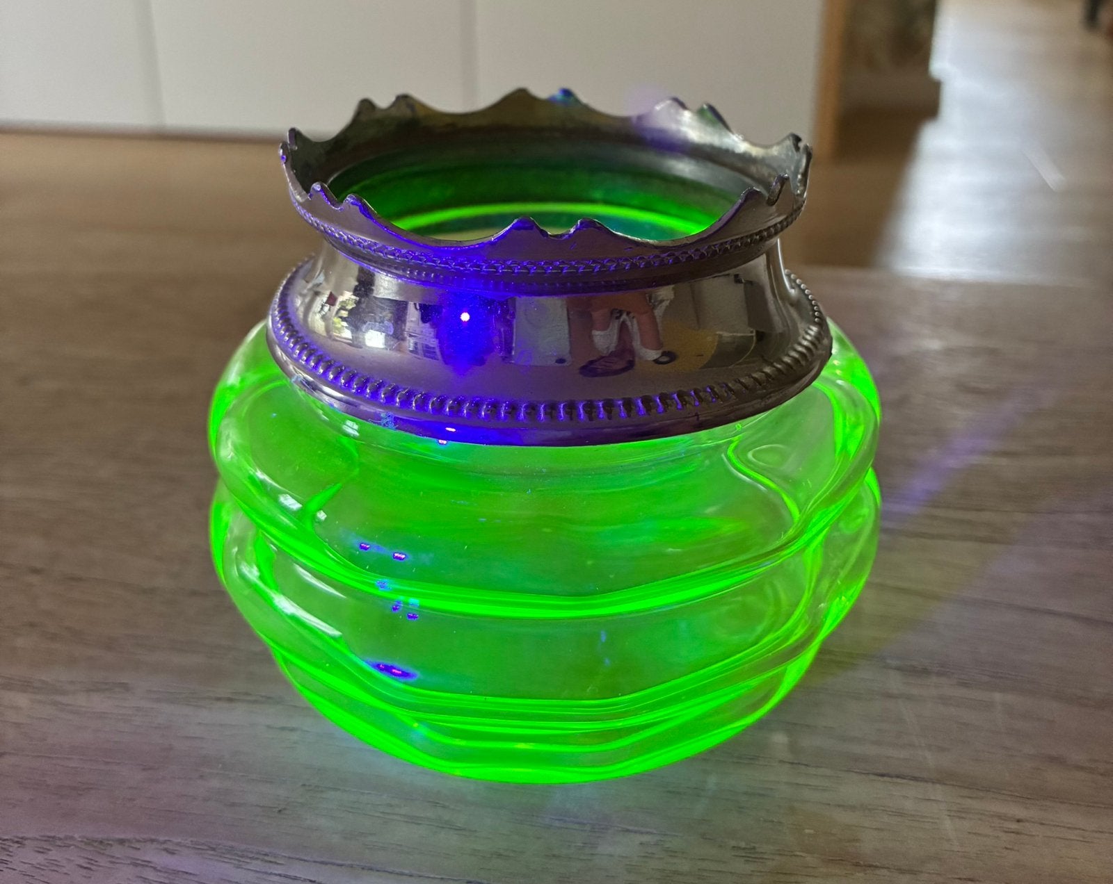 Art-Deco uranium glazen vaasje met metalen rand, Ophalen of Verzenden