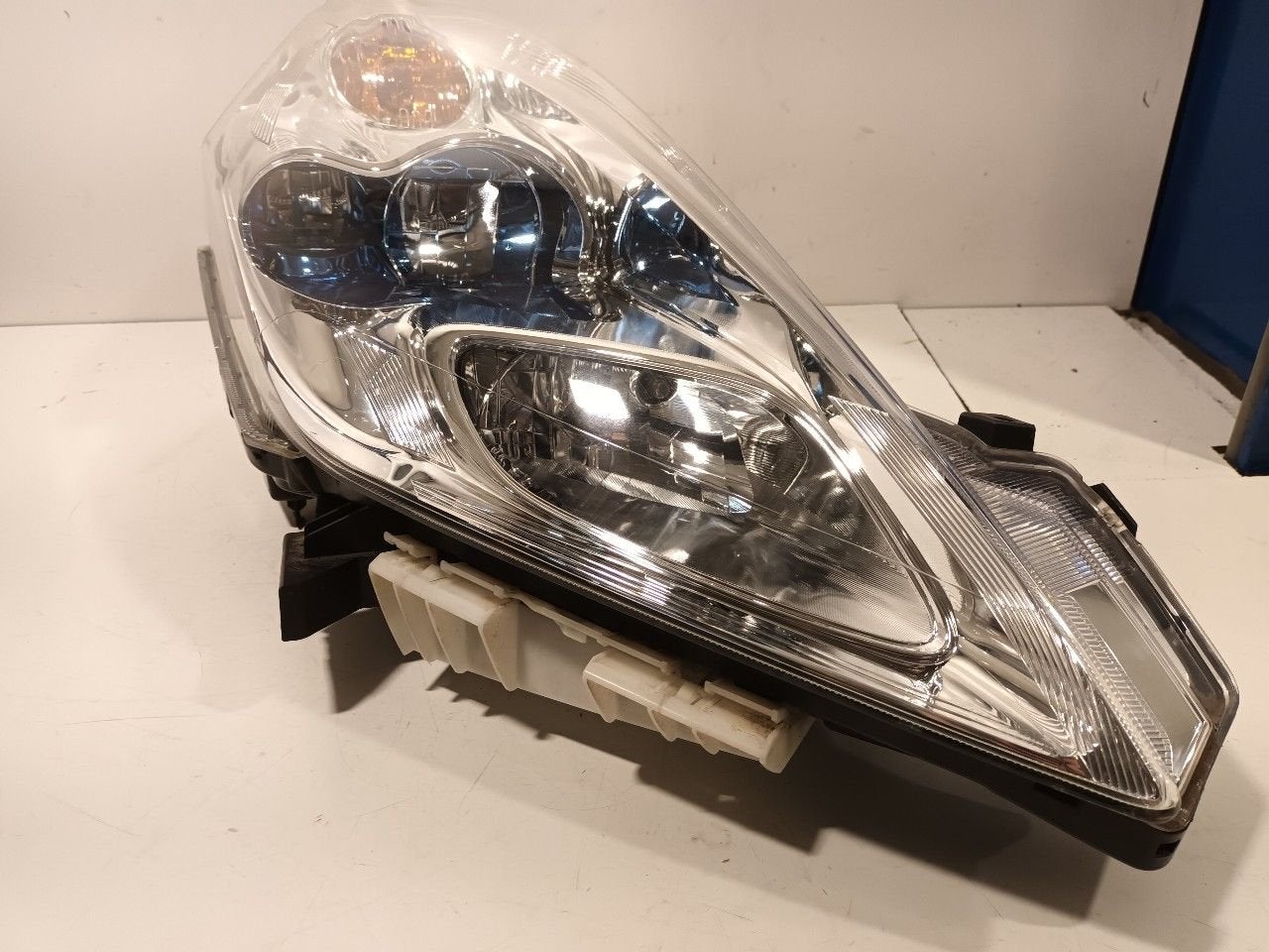 Koplamp rechts Nissan Leaf, Auto-onderdelen, Onderdelen@venauto.nl, Van der Ven Autorecycling B.V., Gebruikt, Ettenseweg 76, 4706 PB Roosendaal, The Netherlands