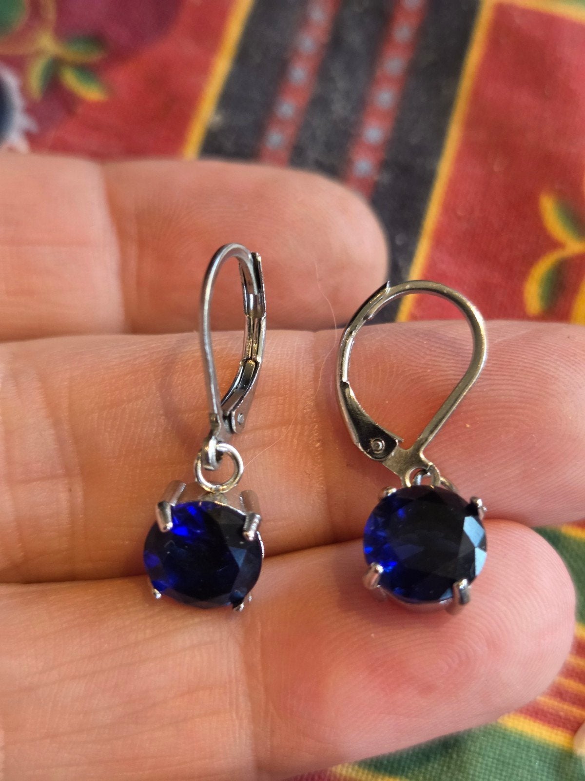 Nieuwe zilverkleurige oorbellen met blauwe steen, Hangers, Blauw, Nieuw, Ophalen of Verzenden