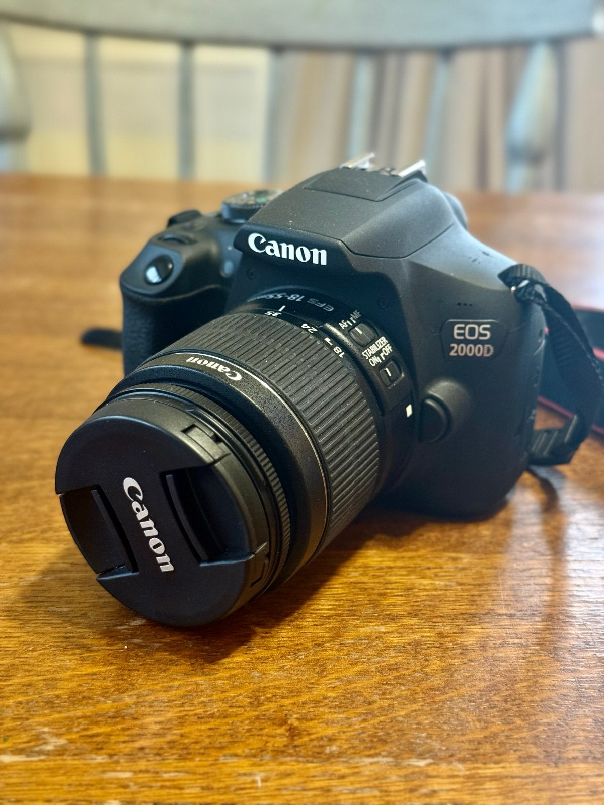 Canon EOS 2000D met EF-S 18-55 IS II Kit - ZGAN, Ophalen, Spiegelreflex, Canon, Oplader
