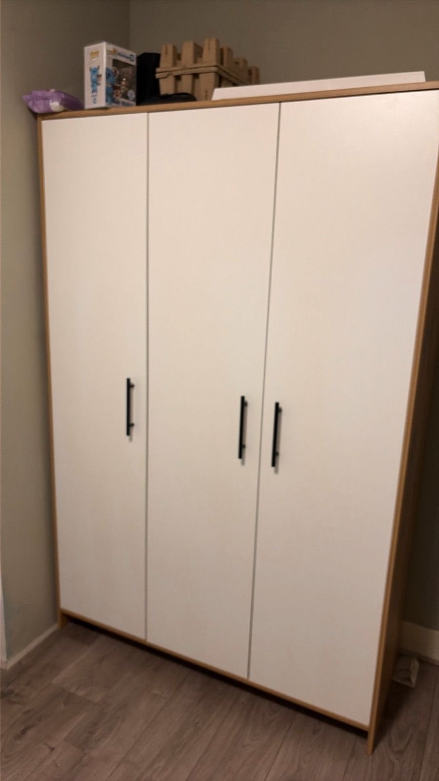 Witte kledingkast met houtlook accenten en 3 deuren, Ophalen, 100 tot 150 cm, Zo goed als nieuw, 150 tot 200 cm