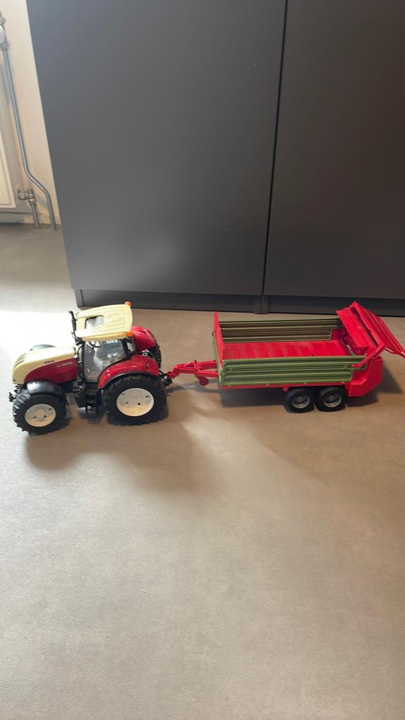 Bruder steyr met meststrooier, Kinderen en Baby's, Speelgoed | Speelgoedvoertuigen, Ophalen of Verzenden, Gebruikt