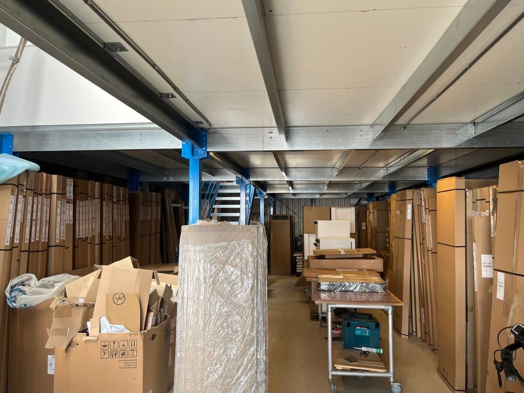 Entresolvloer 80m2 tussenvloer trap en hekwerk, Opslag