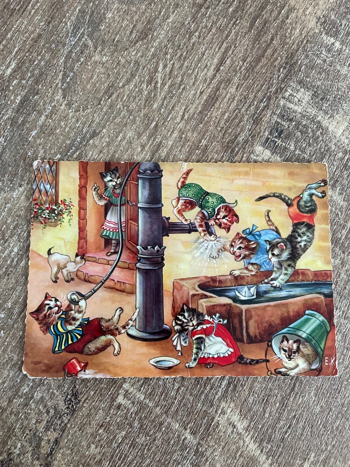 Vintage Ansichtkaart: Spelende Katjes bij Waterpomp (1961), Ophalen of Verzenden, 1960 tot 1980, Gelopen, Hond of Kat