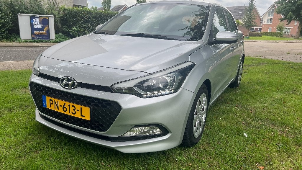 Hyundai i20 1.0 T-gdi Blue 100PK 2017 Grijs, Auto's, Voorwielaandrijving, Dealer onderhouden, 40 €/maand, Zwart