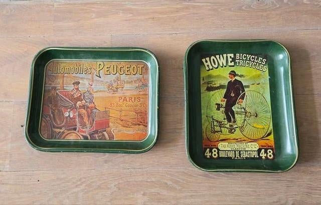 2 Vintage metalen dienbladen: Auto Peugeot & Howe Fietsen, Ophalen of Verzenden, Gebruikt, Rechthoekig, Metaal