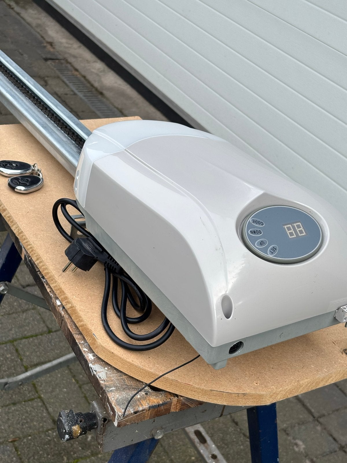 Elektrische garagedeuropener met 2 afstandsbedieningen, Ophalen, Gebruikt, Compleet systeem, Overige soorten
