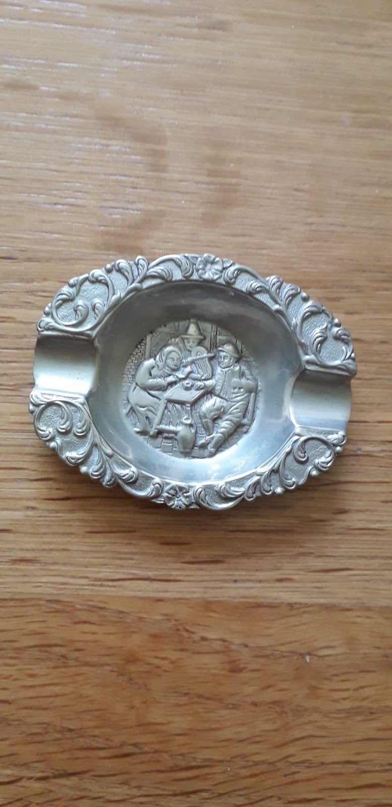Vintage metalen asbak met reliëf, Verzamelen, Ophalen of Verzenden, Zo goed als nieuw, Asbak