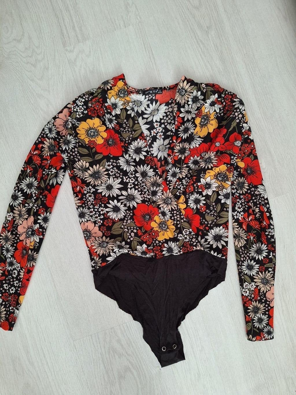 Witte / zwarte body top met v hals en bloemenprint maat S 36, Verzenden, Gedragen, Maat 36 (S), Zwart