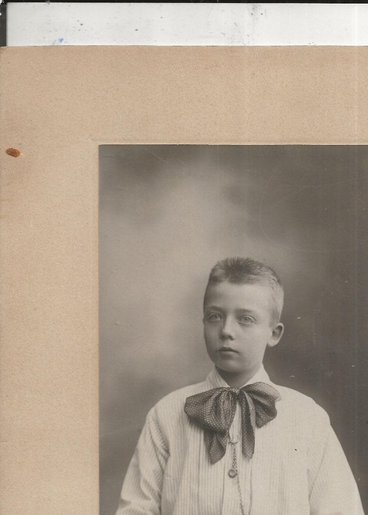 Amsterdam Jongen met grote strik Kabinetsfoto M Laddee, Ophalen of Verzenden, Voor 1920, Ongelopen, Noord-Holland