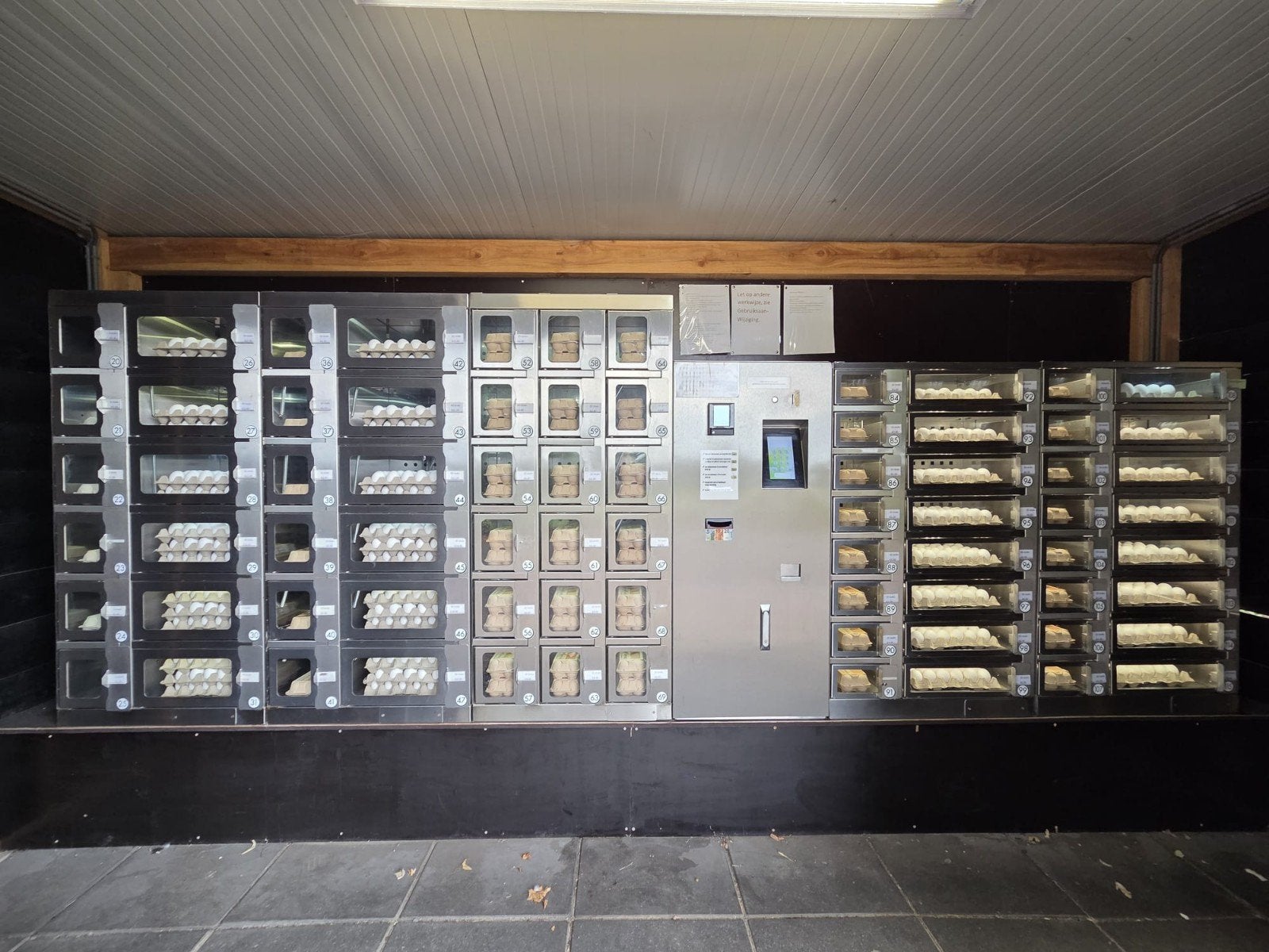 Eierautomaat / verkoopautomaat / vending / eieren automaat –, Ophalen