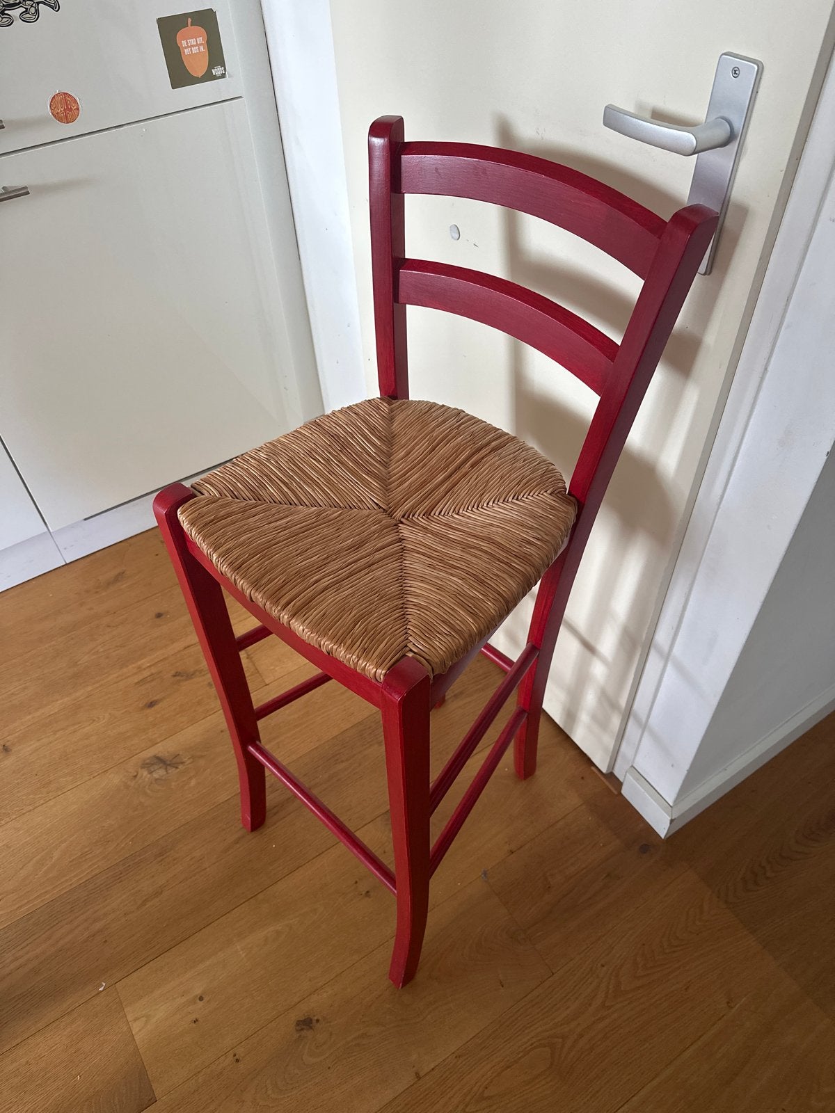 Rode barkruk met rieten zitting, Gebruikt, Ophalen of Verzenden, Hout, 90 cm of meer