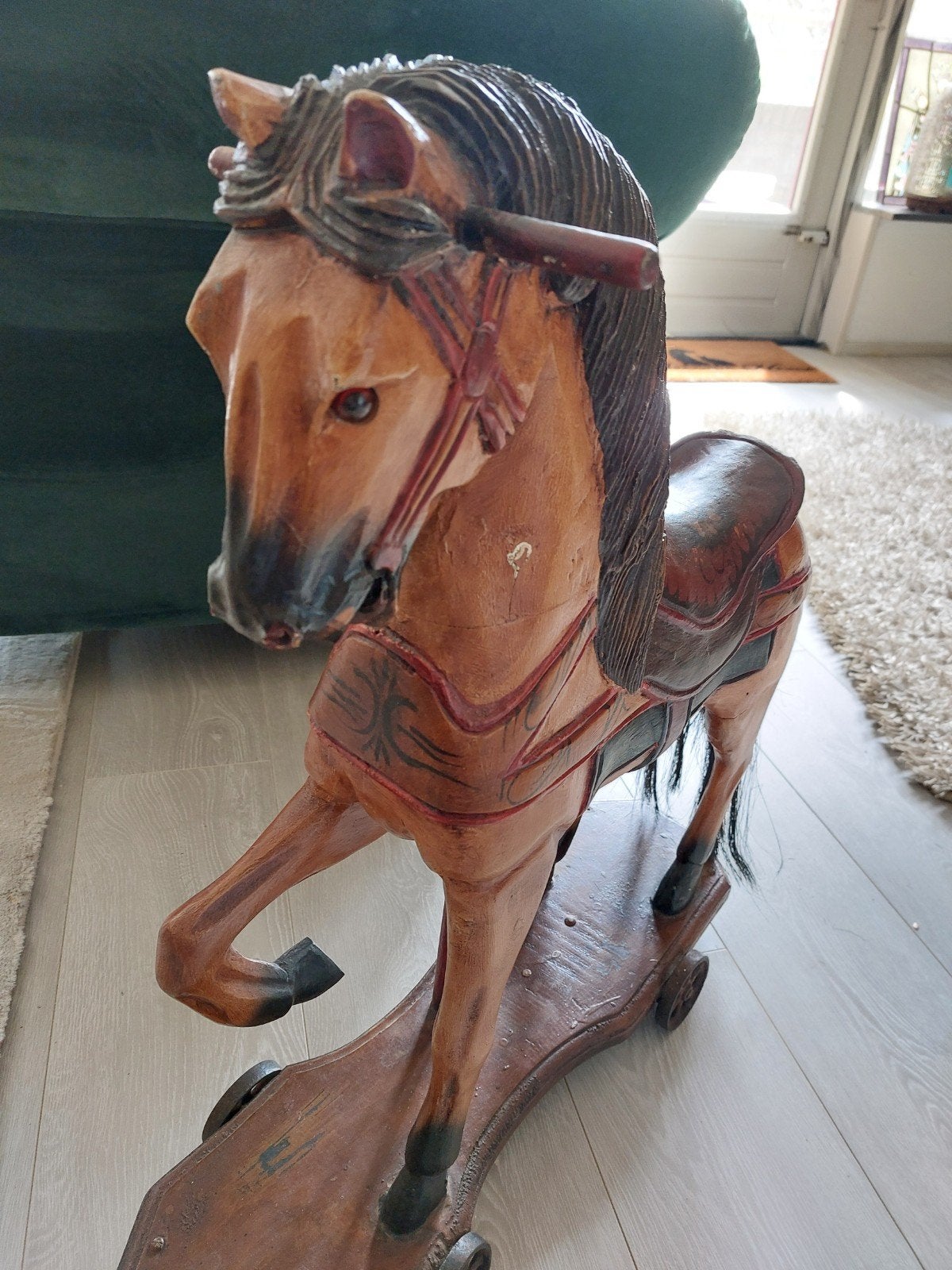 Oud decoratief paard op rol plaat., Ophalen