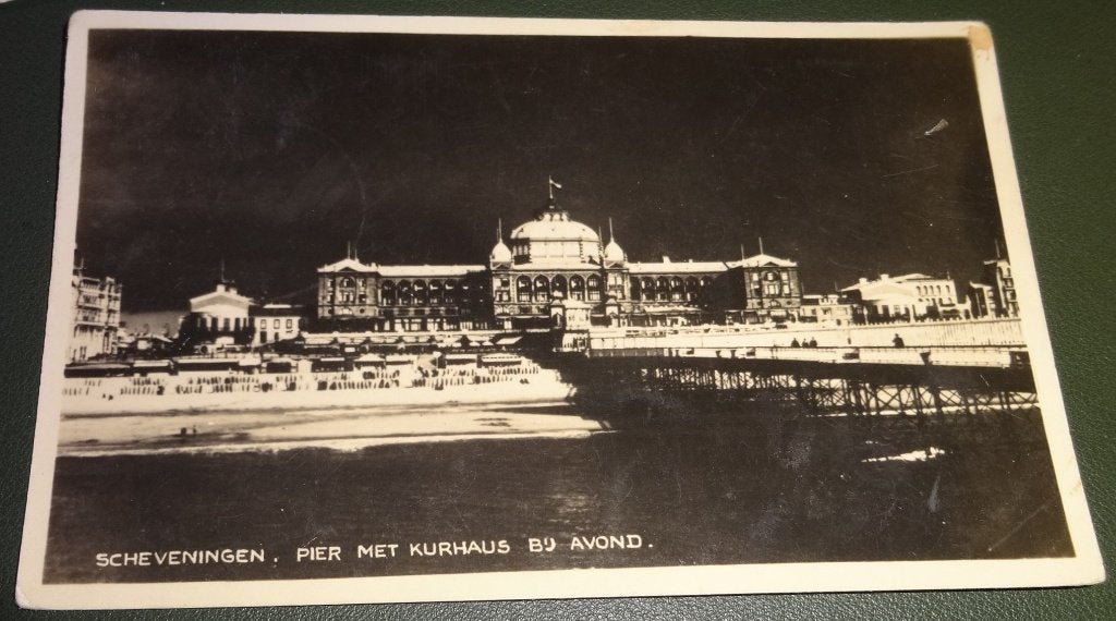 Scheveningen - Pier en Kurhaus bij avond - KDh02, Verzamelen, Ophalen of Verzenden, 1940 tot 1960, Gelopen, Zuid-Holland