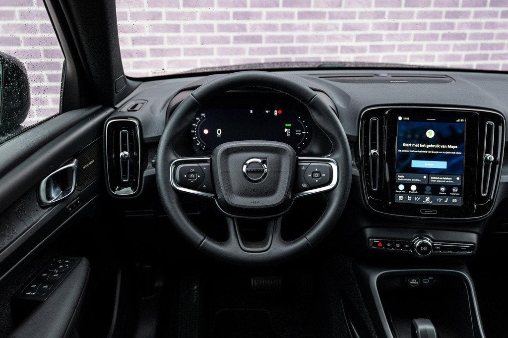 Volvo EX40 Single Motor Ext. Range Plus Bl. Ed Europa 82 kWh, Auto's, Volvo, Automaat, 12 maanden, Zwart, Origineel Nederlands