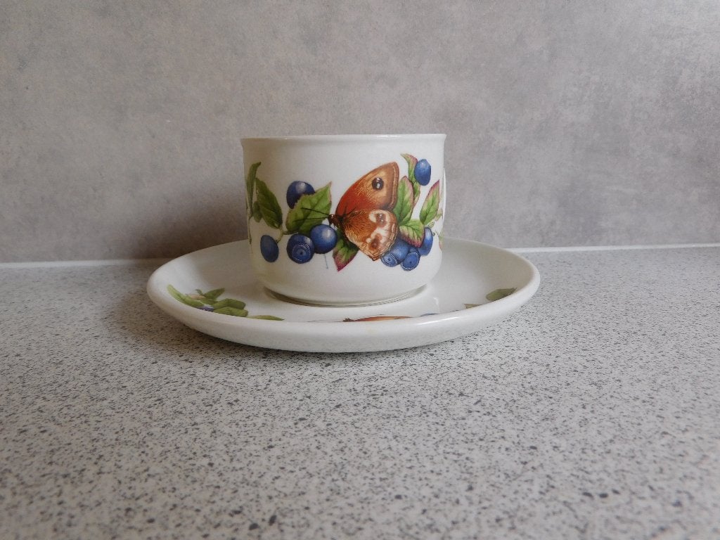 Wedgwood Marjolein Bastin Bosvruchten Kop en Schotel, Landelijk/Boerenbont, Ophalen of Verzenden, Zo goed als nieuw, Kop(pen) en/of Schotel(s)