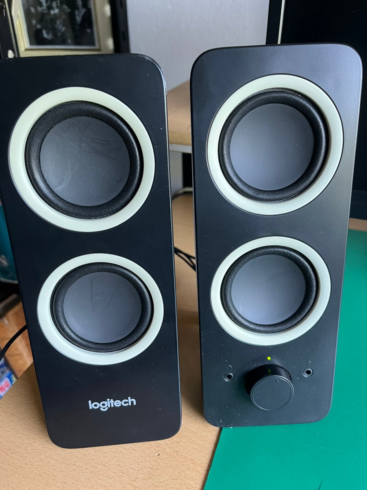 Logitech S-00135 Multimedia Speakers Z200 Zwart Wit, Computers en Software, Ophalen of Verzenden, Zo goed als nieuw