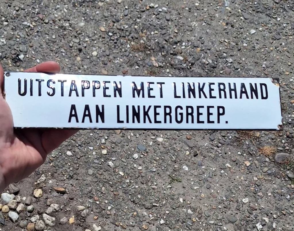 Leuk zwart wit emaille tekstbord, origineel en authentiek!, Antiek en Kunst, Antiek | Emaille, Ophalen of Verzenden