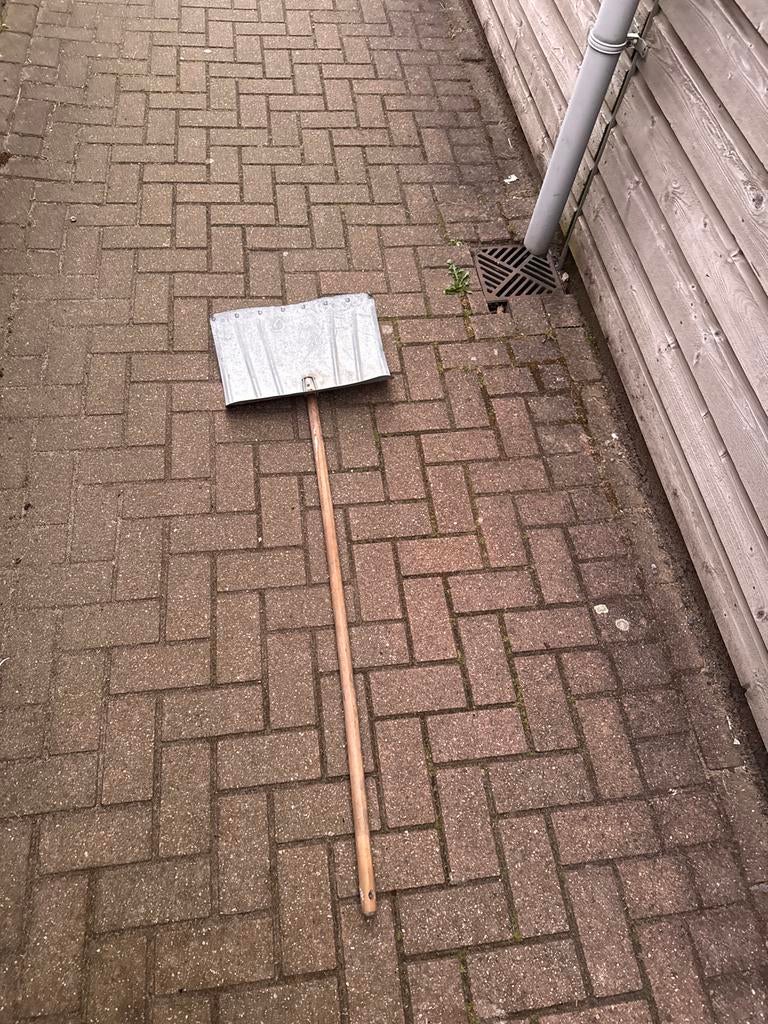 Stevige sneeuwschuiver met houten steel, Ophalen, Gebruikt
