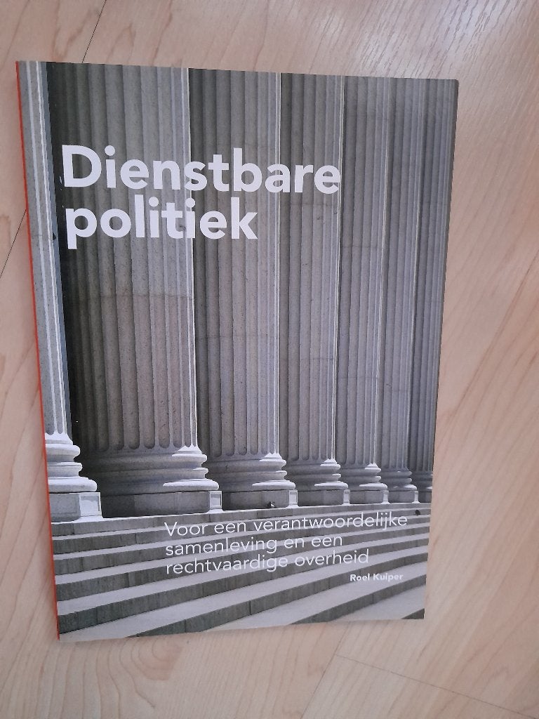 DIENSTBARE POLITIEK Roel Kuiper Voor een verantwoordelijke, Ophalen of Verzenden, Zo goed als nieuw