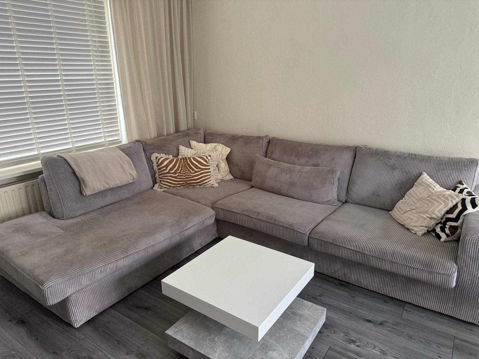 Grijze ribstof hoekbank met chaise longue, Ophalen, 250 tot 300 cm, Gebruikt, Hoekbank