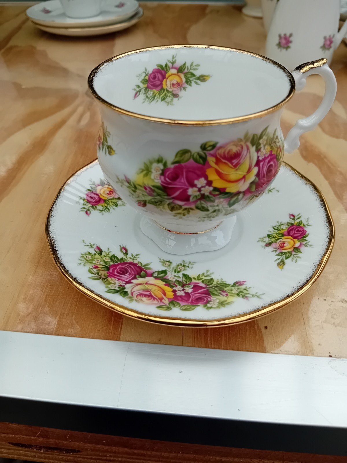 Prachtig kopje met schotel, bloemendecoratie en gouden rand, Antiek en Kunst, Ophalen
