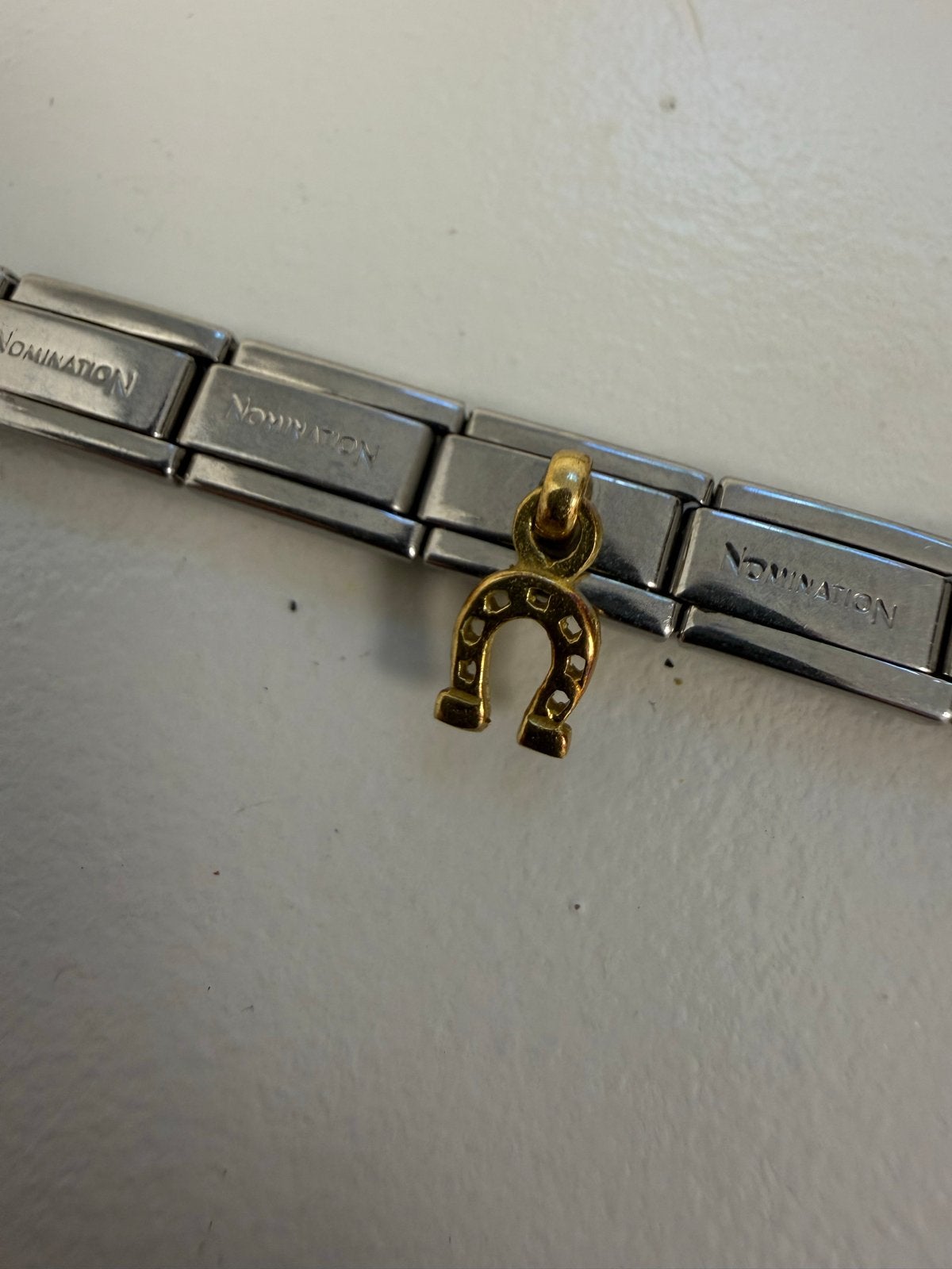 Nomination armband met gouden hoefijzer bedel, Sieraden, Tassen en Uiterlijk, Armbanden, Gebruikt, Staal, Verzenden, Met bedels of kralen