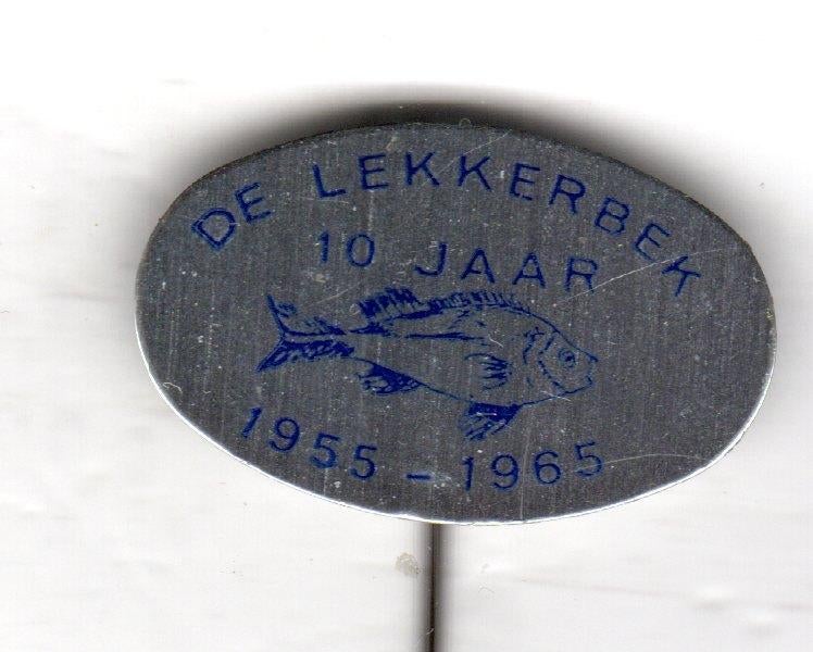 Speldje VISHANDEL DE LEKKERBEK 10 JAAR 1955 1965 (A4), Ophalen of Verzenden, Gebruikt, Overige onderwerpen