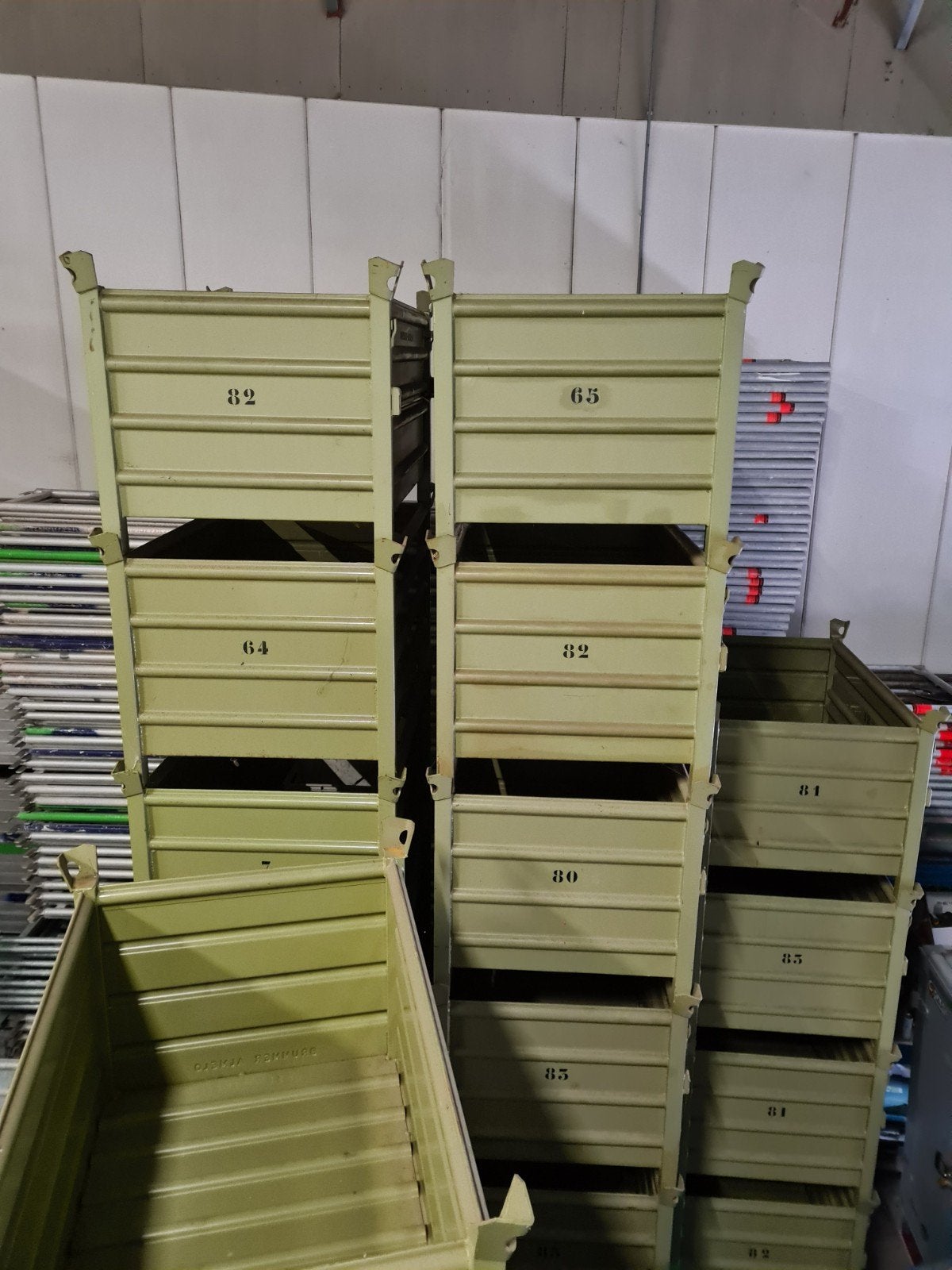 Stevige metalen stapelbakken voor opslag of transport, Ophalen, Gebruikt, Bak of Kist, 50 cm of meer