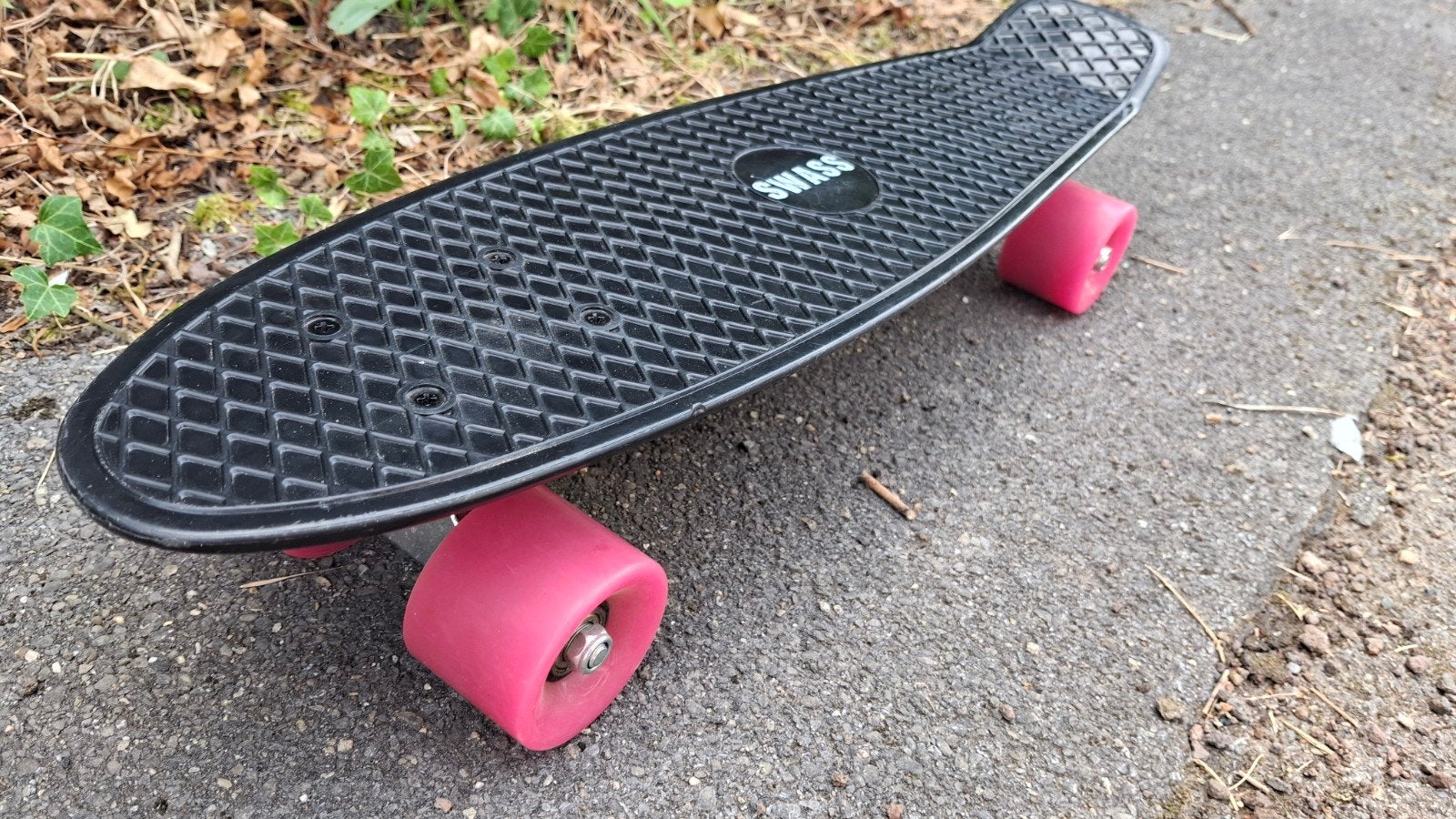 Swass Vinyl Cruiser Skateboard - Zwart met roze wielen, Sport en Fitness, Ophalen of Verzenden, Gebruikt, Skateboard