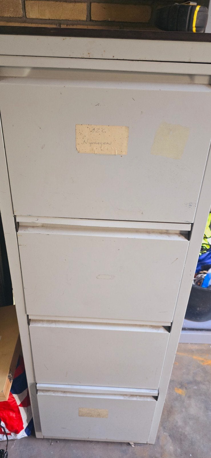 Oude metalen/ijzeren gereedschappenkast, Ophalen