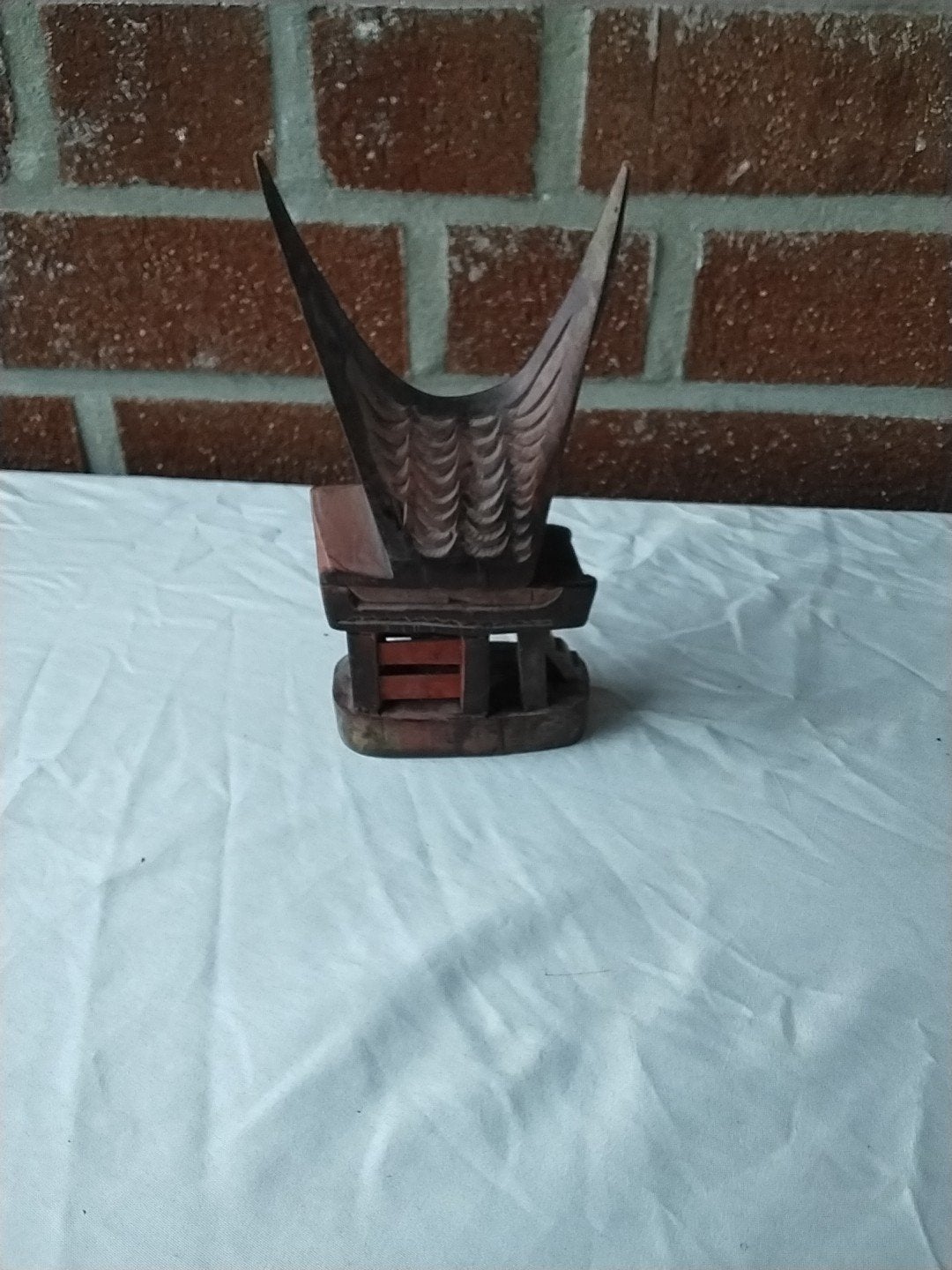 Houten miniatuur huisje/beeldje, 17 cm hoog, Antiek en Kunst, Ophalen of Verzenden