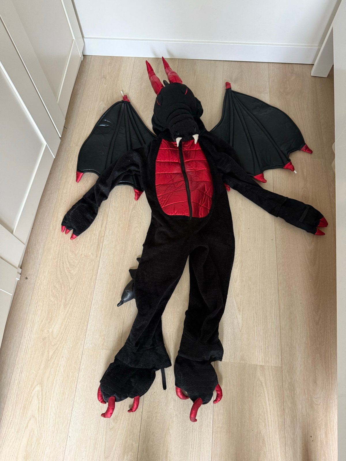 Drakenpak voor kinderen - Zwart/Rood, Kinderen en Baby's, Ophalen of Verzenden, Zo goed als nieuw, 122 t/m 128, Jongen of Meisje