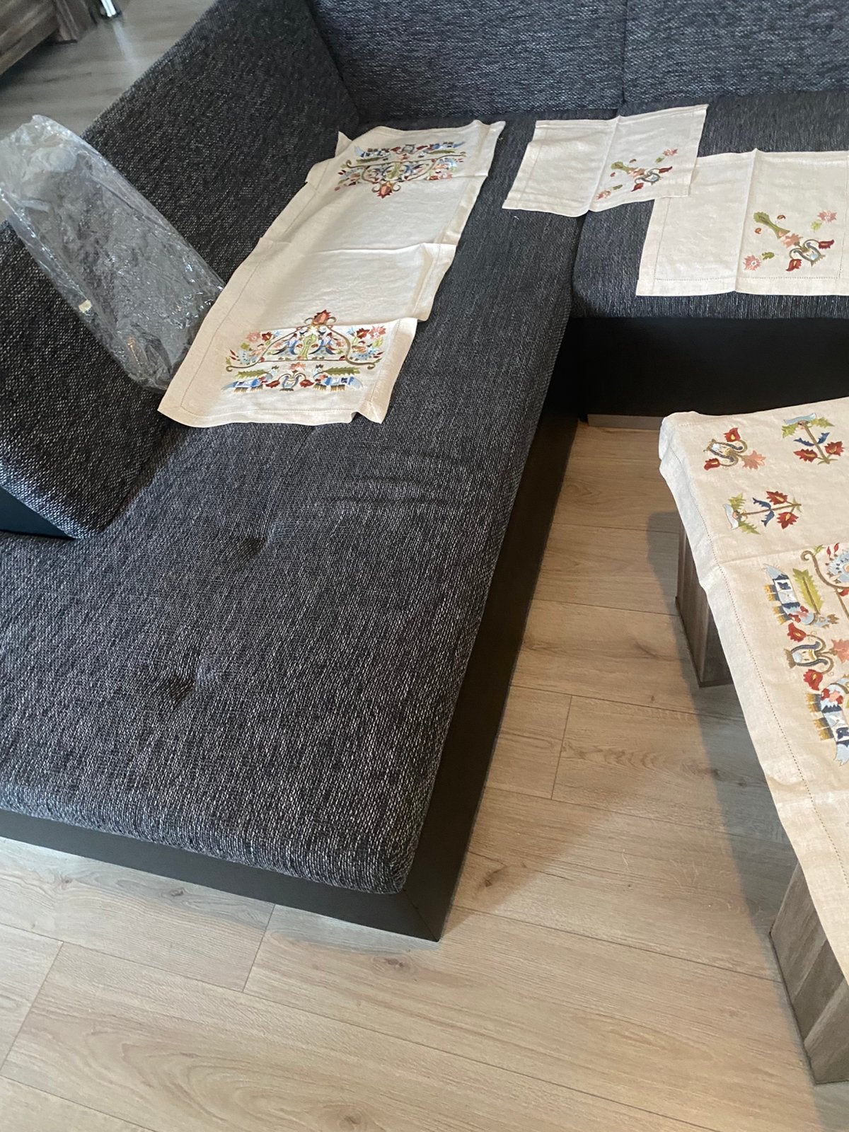 Nieuw 7- delig handgeborduurd tafelkleed, Ophalen
