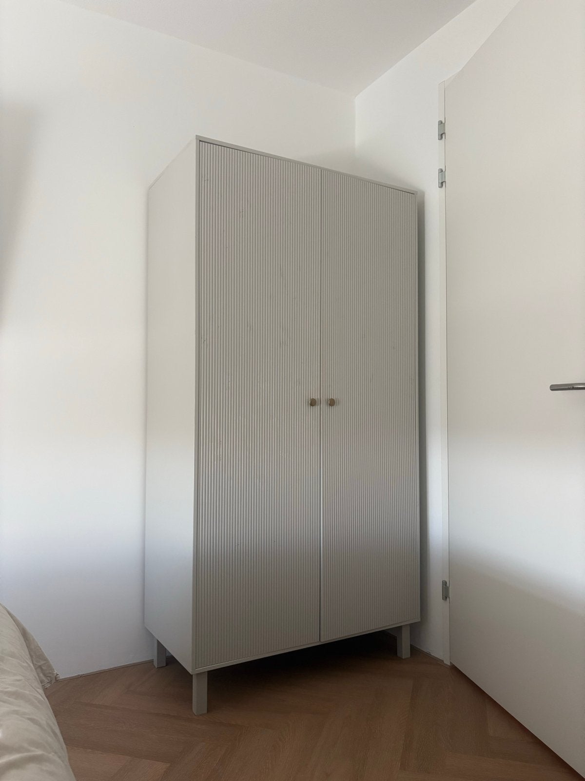 WOOOD Madu kledingkast wolkgrijs grenenhout (nieuw €529), Ophalen, 50 tot 100 cm, Zo goed als nieuw, 150 tot 200 cm