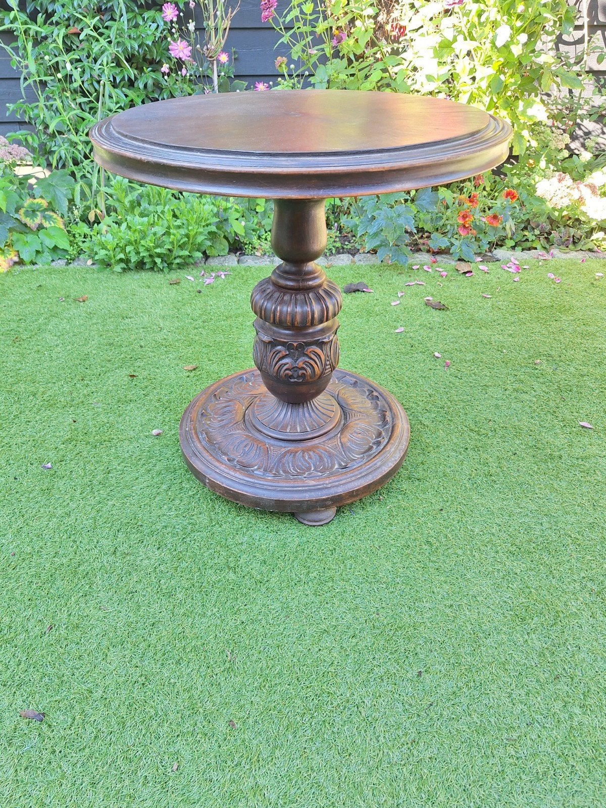 Massief houten bijzettafel met houtsnijwerk, Gebruikt, Rond, Ophalen of Verzenden, 60 cm of meer