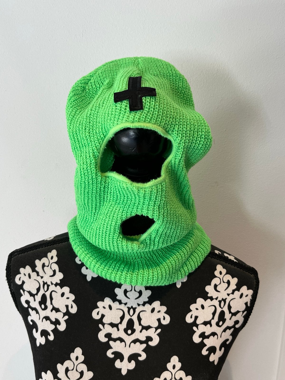 Neon Groene Balaclava met Omgekeerd Kruis, Ophalen of Verzenden, Zo goed als nieuw, Maat 38/40 (M), Muts