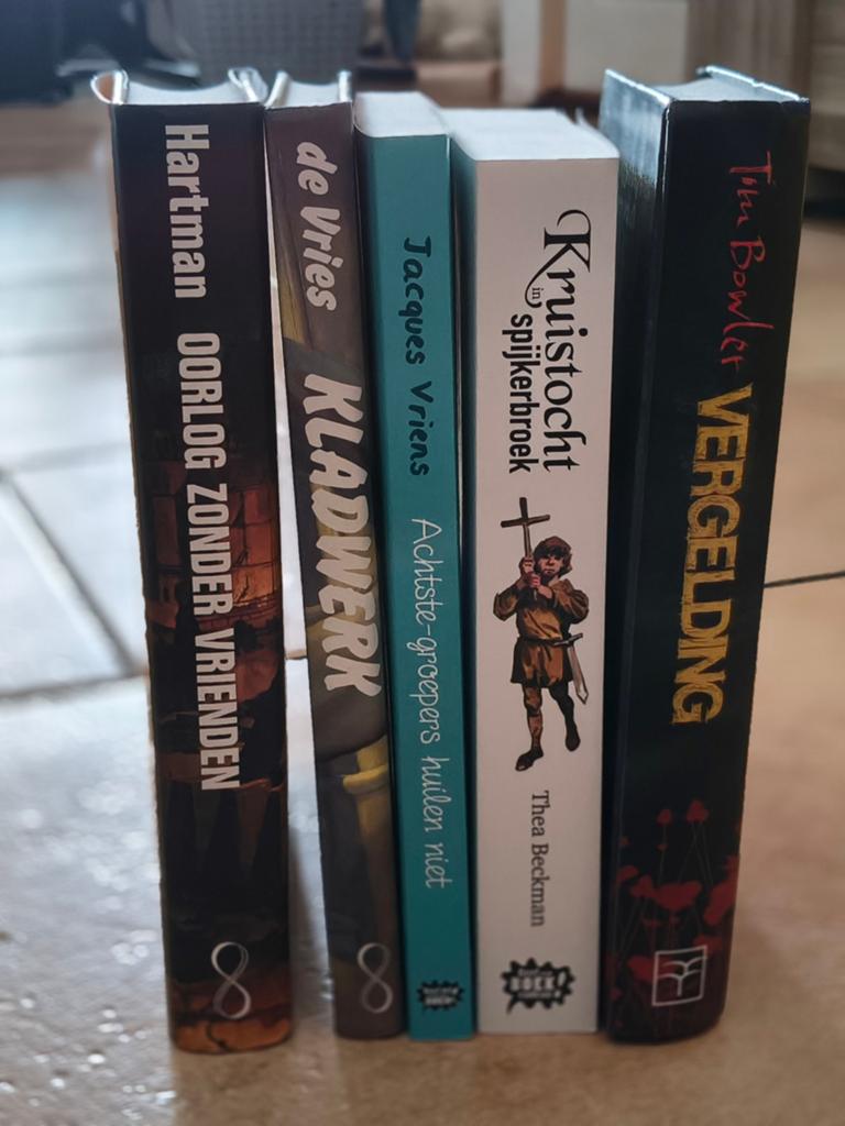 Jeugdboeken, o.a. boomhut en loser, Ophalen, Zo goed als nieuw