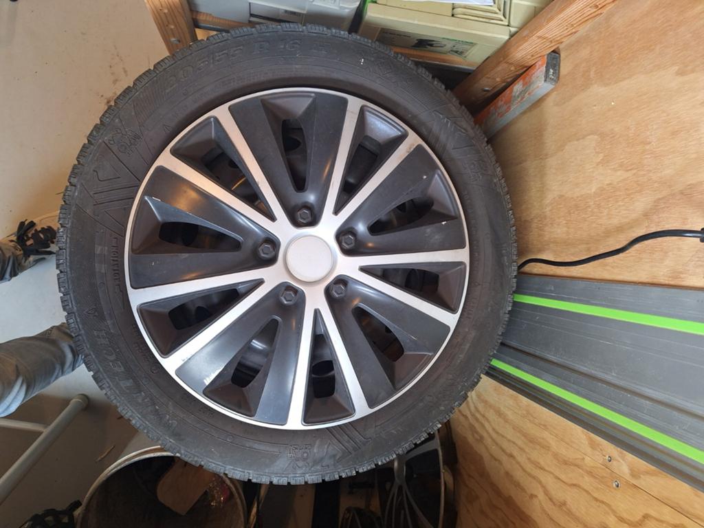 Winterbanden 16 inch zwart, 205/55 R16, Ophalen, Zo goed als nieuw