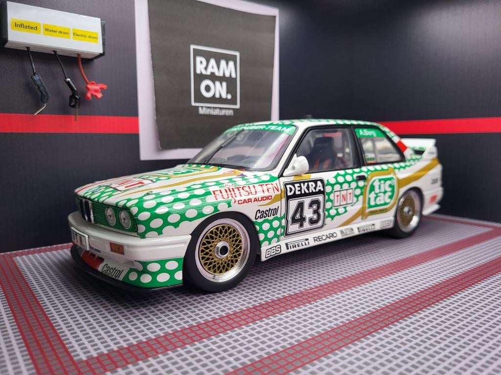 1/18 BMW E30 M3 TicTac A.Berg, Ophalen of Verzenden, Zo goed als nieuw, Auto, MiniChamps