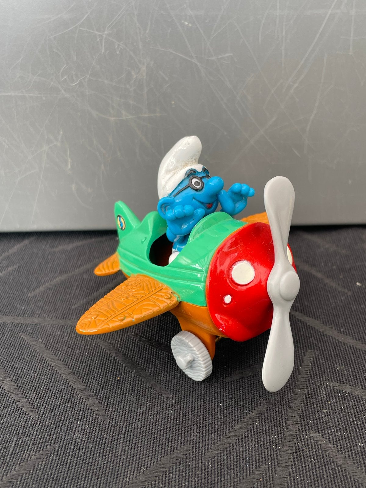 Smurf in vliegtuig - Vintage Smurfen figuur, Verzamelen, Ophalen of Verzenden, Gebruikt, Brilsmurf, Poppetje, Figuurtje of Knuffel