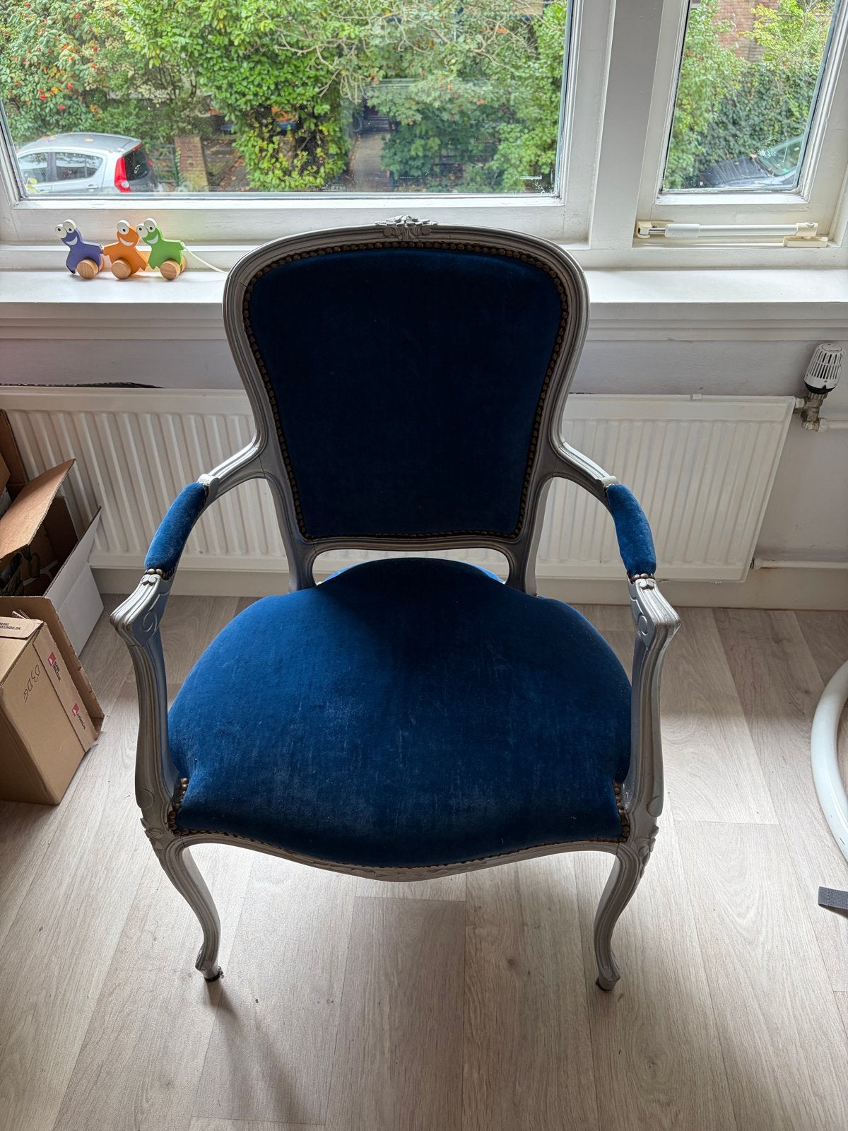 Elegante blauwe fluwelen fauteuil, Antiek en Kunst, Ophalen