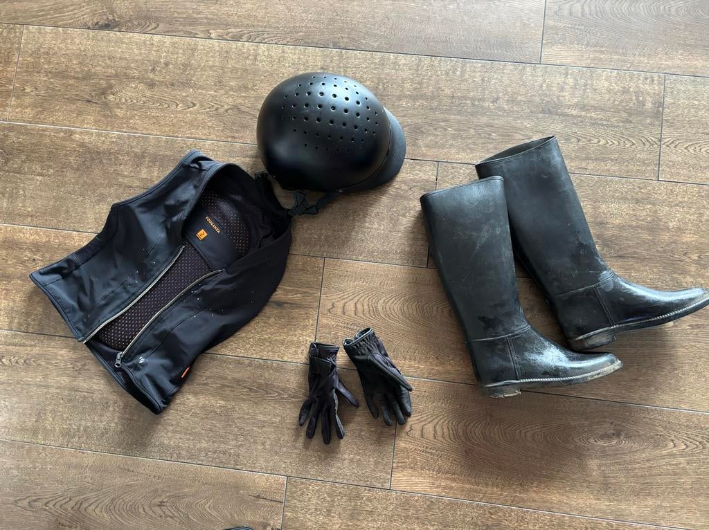 Paardrij set cap vest laarzen handschoenen meisje 9 jaar, Ophalen
