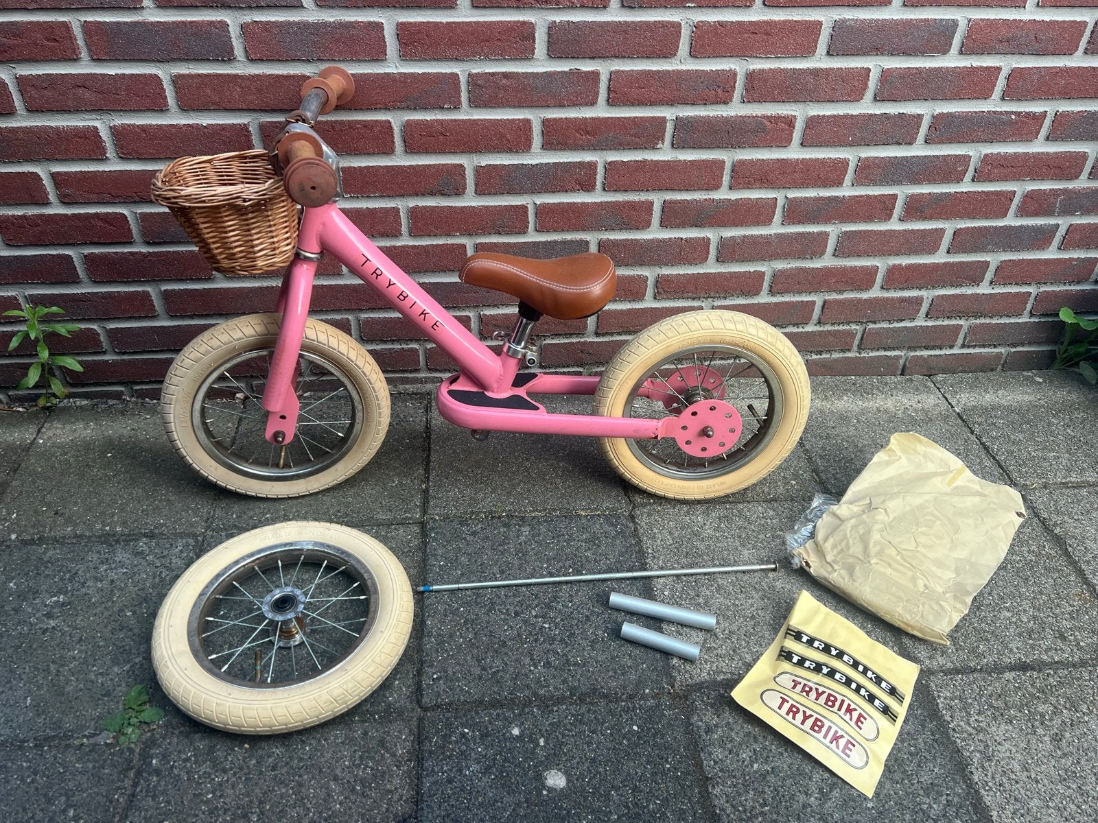 Trybike loopfiets roze met mandje en extra wiel, Fietsen en Brommers, Fietsen | Kinderfietsjes, Ophalen, Gebruikt, Minder dan 16 inch