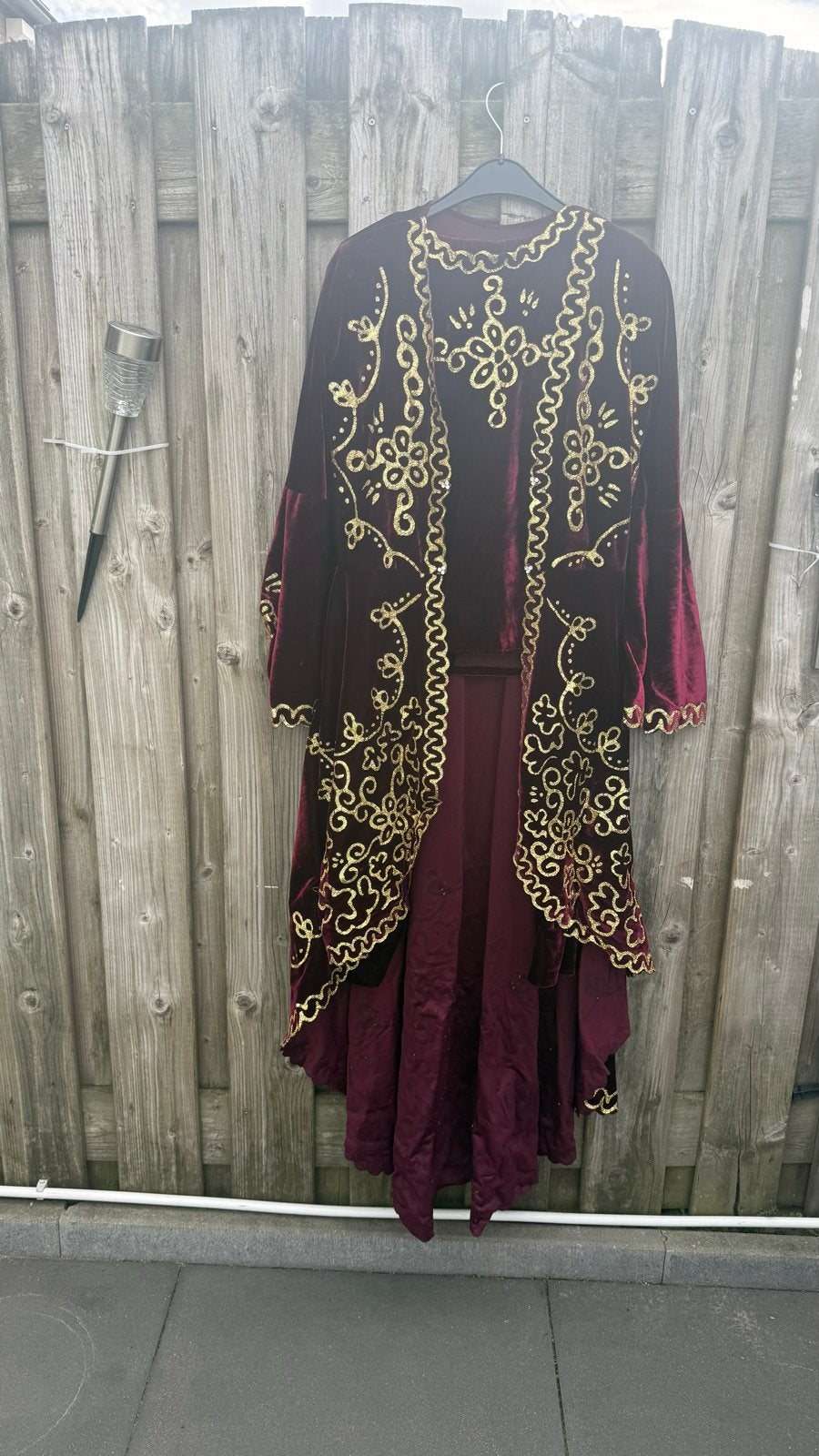 Bordeauxrood fluwelen kostuum met goud borduursel, Ophalen, Maat 42/44 (L), Kleding, Overige thema's