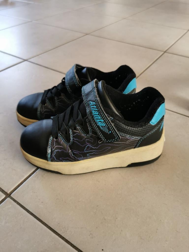 Heelys rolschoenen maat 33 - Zwart met blauwe accenten, Kinderen en Baby's, Speelgoed | Buiten | Rolschaatsen, Ophalen of Verzenden