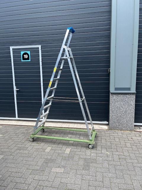 Trap op verrijdbaar frame, Doe-het-zelf en Verbouw, Ladders en Trappen, Ophalen, Zo goed als nieuw, Trap, Minder dan 2 meter