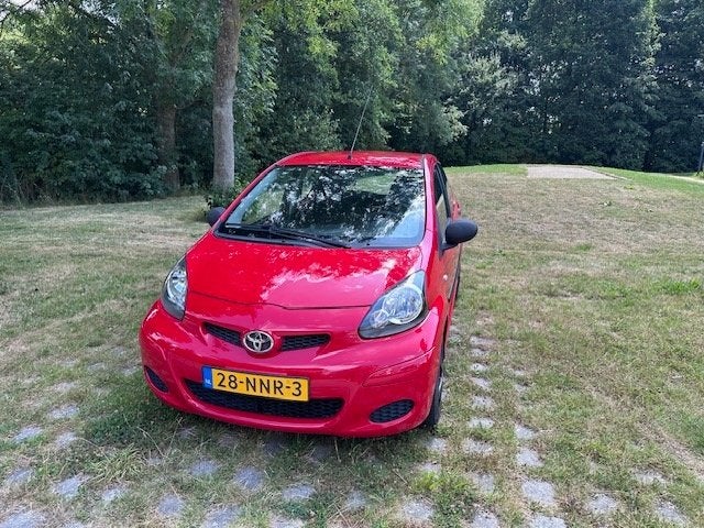 Toyota Aygo 5DRS 2010 Rood incl. Apple Carplay/Winterbanden, Voorwielaandrijving, Stof, 4 stoelen, 68 pk